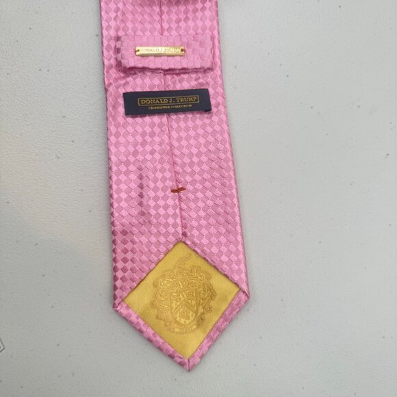 Donald J. Trump Signature Collection Silk Tie Designer Pink Squares W3.75xL58 - Picture 3 of 7